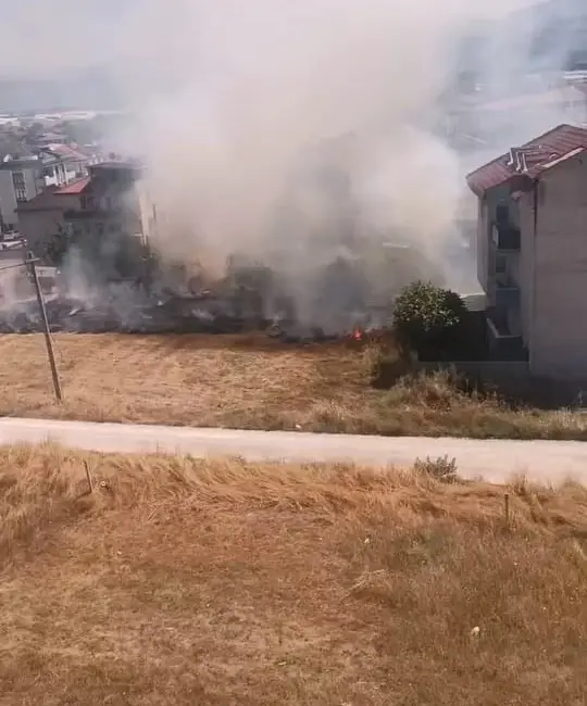 Bursa’nın İnegöl ilçesinde çıkan anız yangınında yaklaşık 20 dönümlük tarım