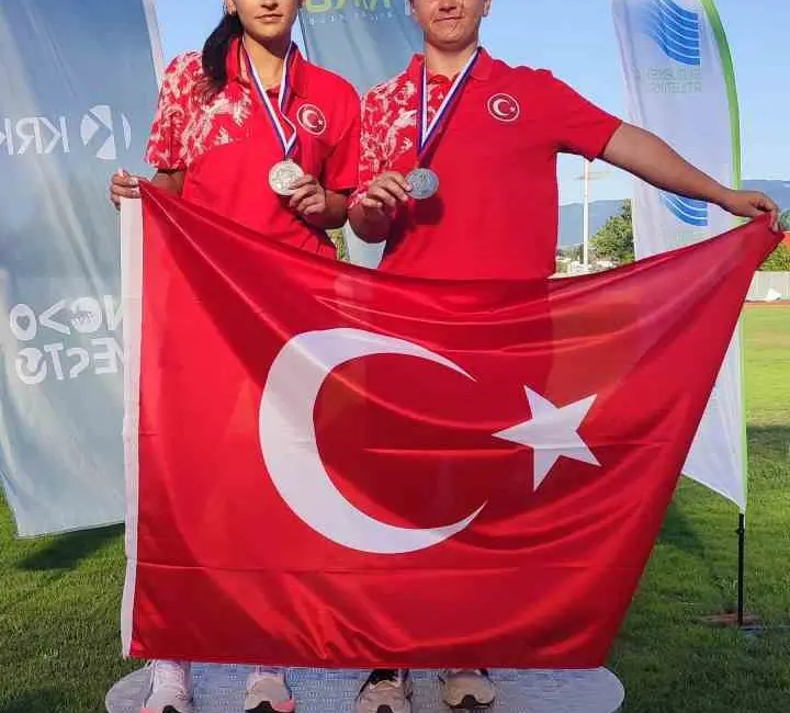 Bursa Büyükşehir Belediyespor Kulübü sporcuları, Damla Özbay ve Azranur Sancaklı,