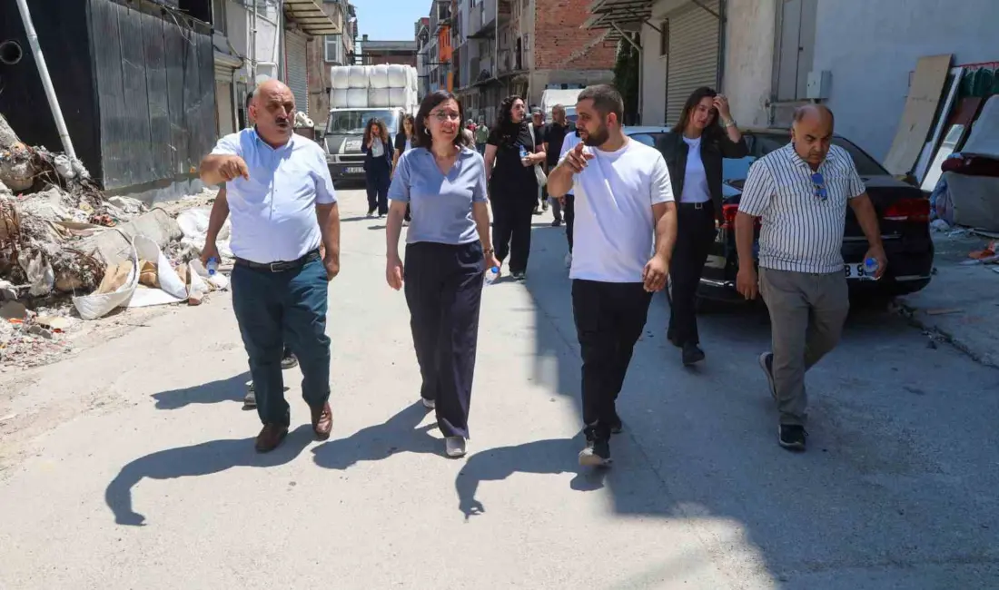 Uşak Belediye Başkan Vekili Hatice Terekeci Özkan, belediye başkan yardımcılarıyla