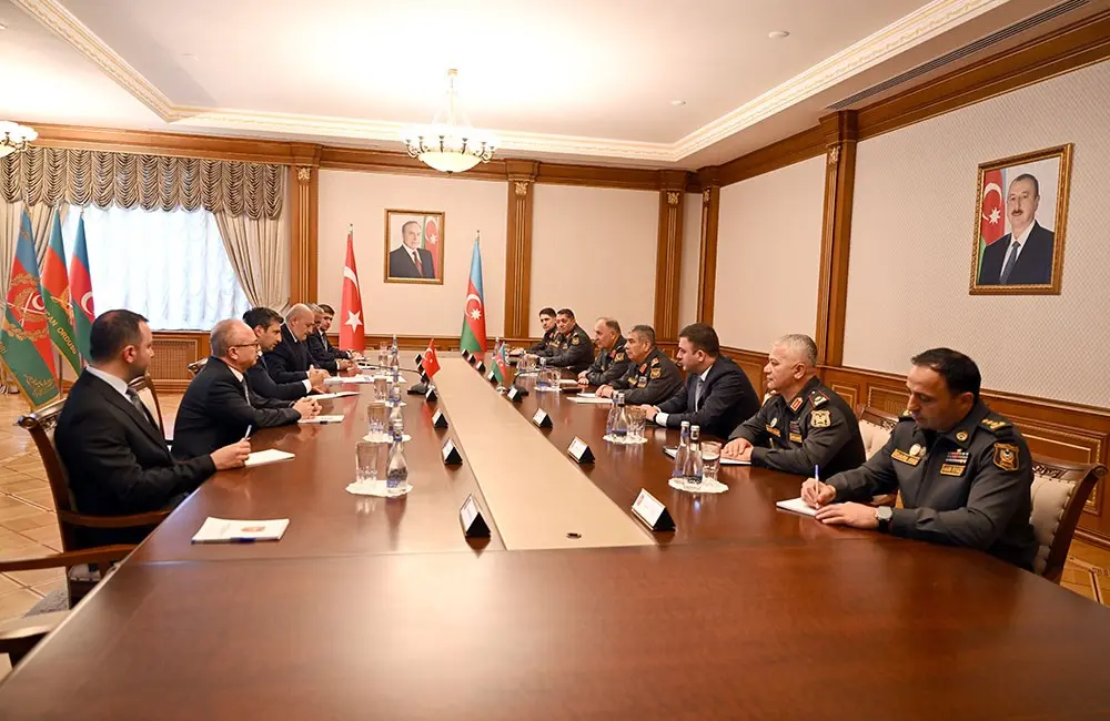 Baykar Yönetim Kurulu Başkanı Selçuk Bayraktar, Azerbaycan Savunma Bakanı Orgeneral