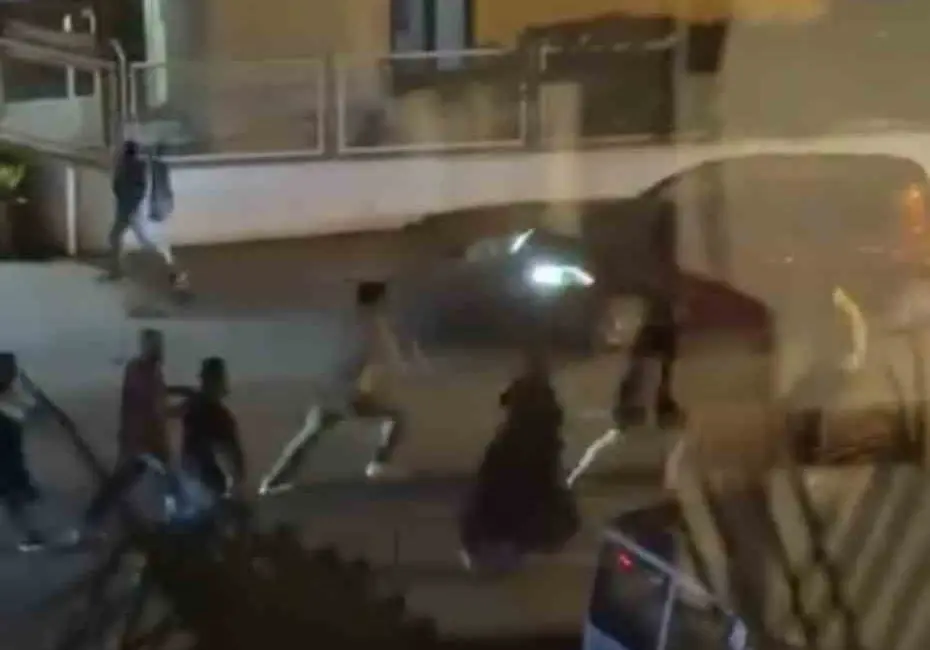 Bursa’da iki aile arasında çıkan kavga adeta meydan muharebesine döndü.