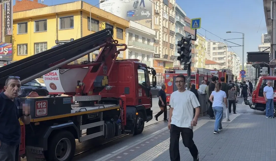 Bursa’nın Osmangazi ilçesinde bir iş yerinin bacasında çıkan yangın paniğe