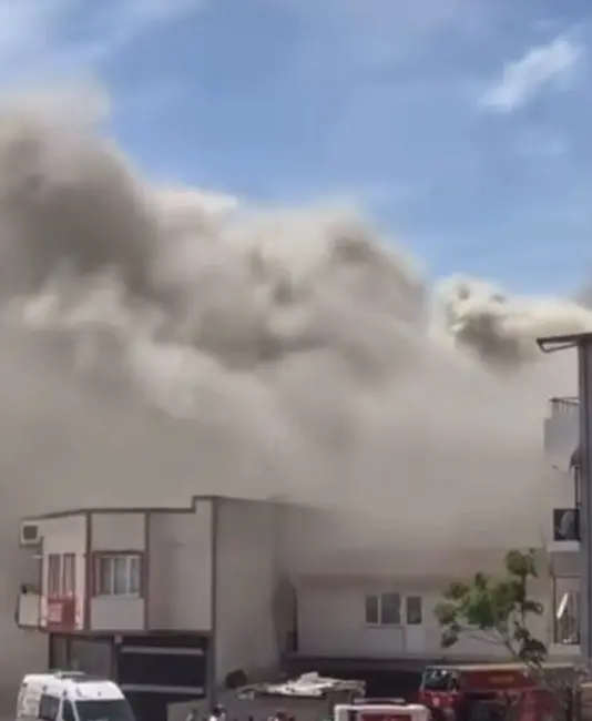 Bursa’da bir evin çatısında çıkan yangın paniğe neden oldu. Yangın,