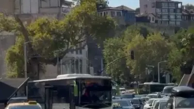 Bursa’da belediye otobüsü hattından geçen düğün konvoyunu gören otobüs sürücüsü,