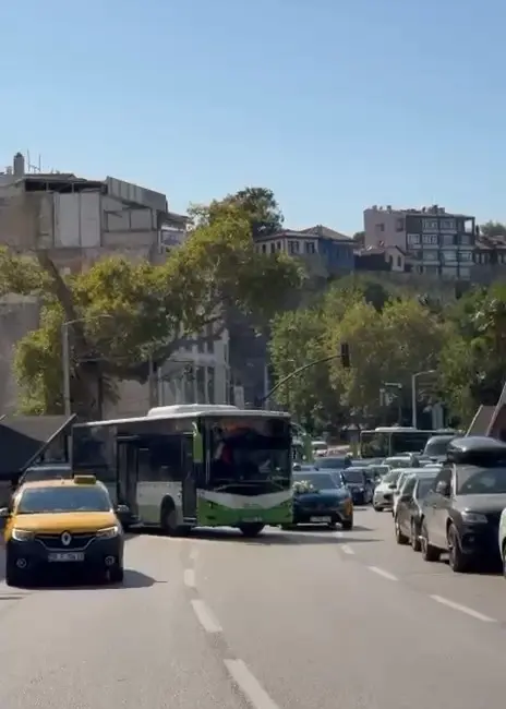 Bursa’da belediye otobüsü hattından geçen düğün konvoyunu gören otobüs sürücüsü,
