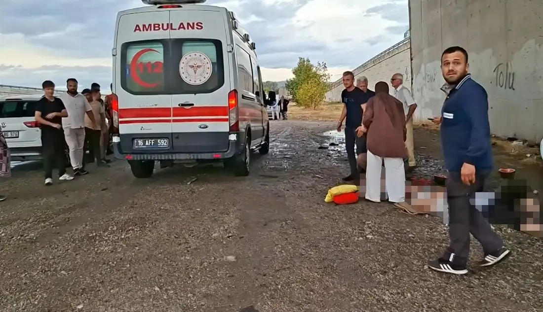 Bursa’nın Nilüfer ilçesinde kontrolden çıkan araç, köprülü kavşağın beton duvarına