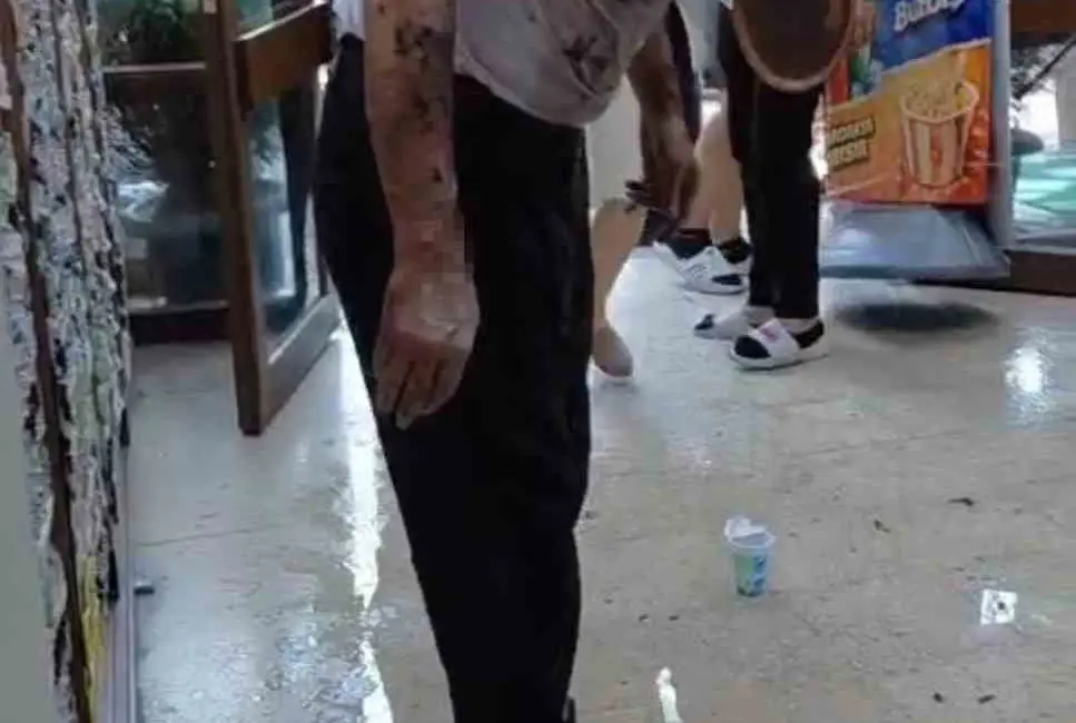 Bursa’da bir işhanında tıkanan lavabo giderini açmak için dökülen güçlü