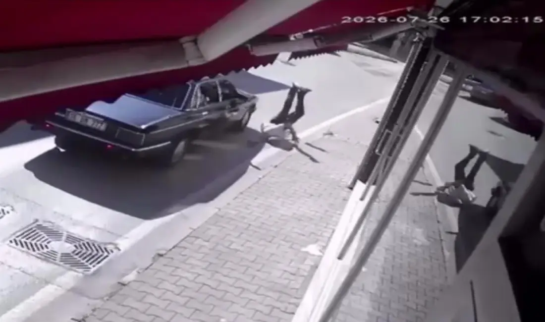 Bursa’nın Mudanya ilçesinde yolun karşısına koşarak geçmeye çalışan yayaya otomobil