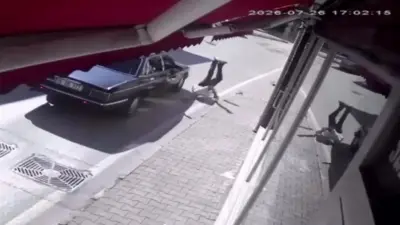 Bursa’nın Mudanya ilçesinde yolun karşısına koşarak geçmeye çalışan yayaya otomobil