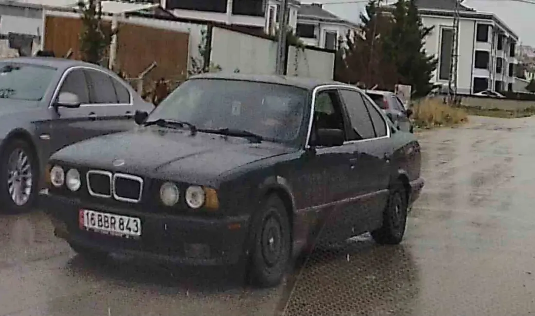Bursa’nın İnegöl ilçesinde trafikte drift yaptığı anlar araç kamerasına yansıyan