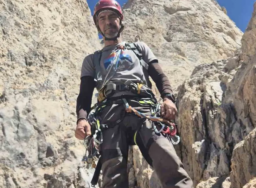 Hakkari’deki Cilo Dağı zirvesine tırmanan Bursalı dağcıdan 2 gündür haber