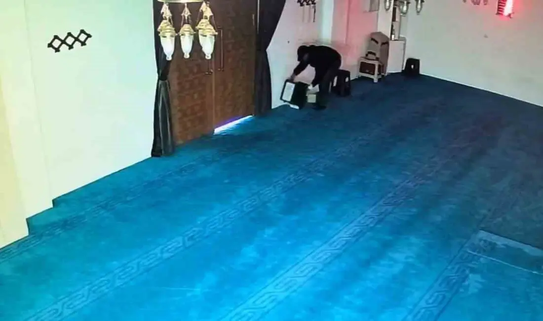 Bursa’nın İnegöl ilçesinde ibadete açık olan bir camide yaşanan hırsızlık