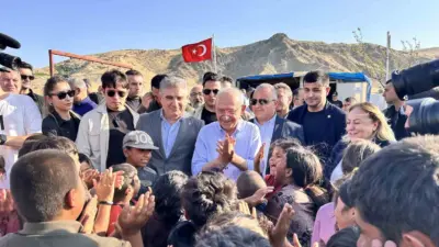 Cumhuriyet Halk Partisi (CHP) Genel Başkanı Kemal Kılıçdaroğlu, Özgür Özel’in