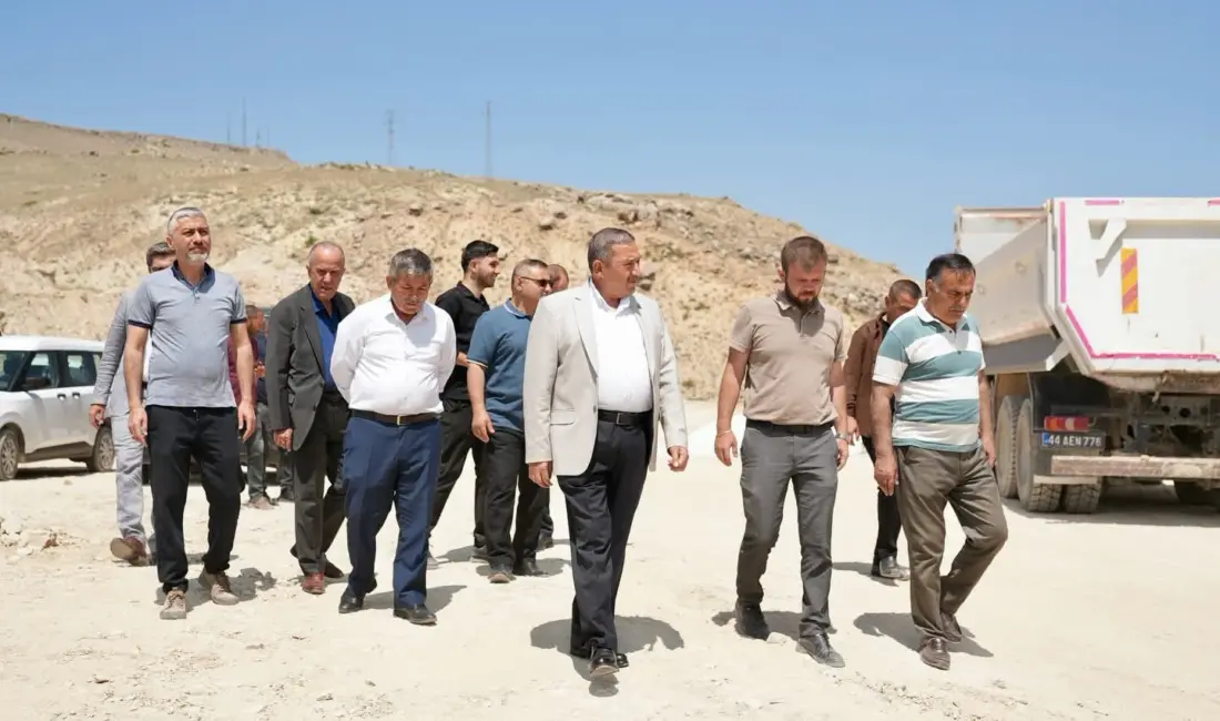 Darende Belediye Başkanı Alican Bozkurt, belediye meclis üyeleriyle birlikte ilçede