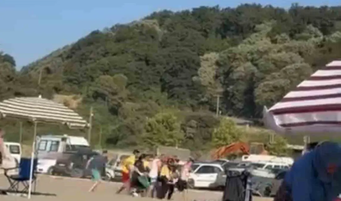 Bursa’da denizde boğulma tehlikesi geçiren bir kişi, çevredeki vatandaşlar tarafından