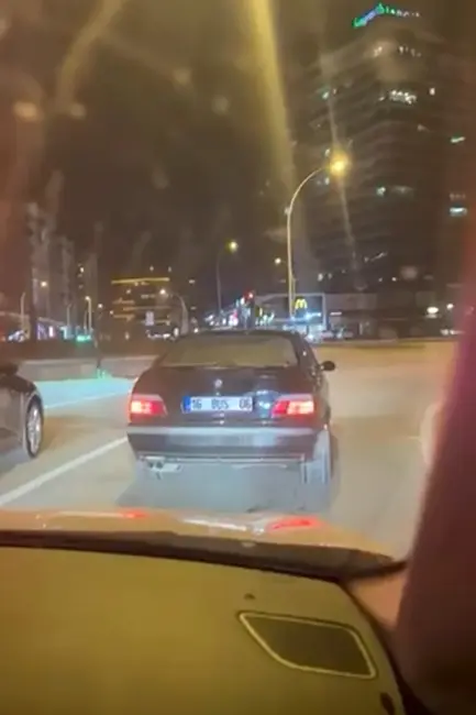 Bursa’da yeşil ışıkta drift yaparak hareket eden otomobil, polis ekiplerince