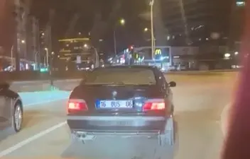 Bursa’da yeşil ışıkta drift yaparak kalkan otomobil, park halindeki araçlara