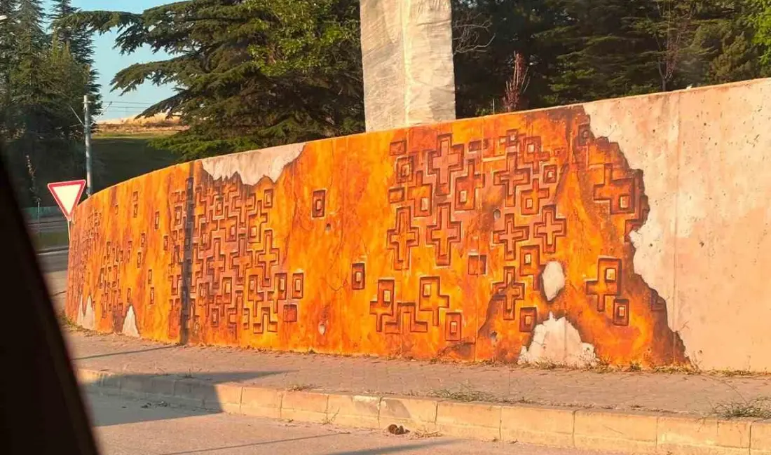 Eskişehir’de bir parkın duvarlarının haç figürleri ile doldurulmasına tepki gösteren