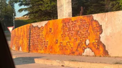 Eskişehir’de bir parkın duvarlarının haç figürleri ile doldurulmasına tepki gösteren
