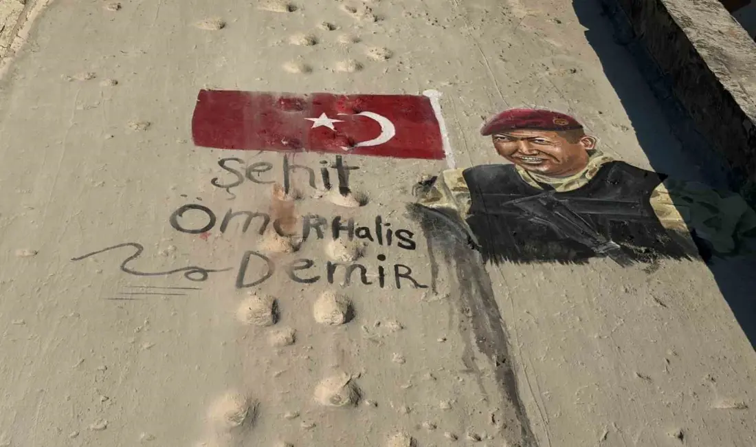 Filistinli sanatçılar, Gazze Şeridi’nde bir enkazın duvarına, Fetullahçı Terör Örgütü’nün