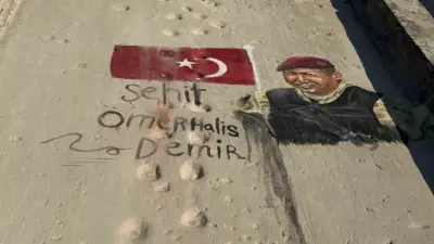 Filistinli sanatçılar, Gazze Şeridi’nde bir enkazın duvarına, Fetullahçı Terör Örgütü’nün