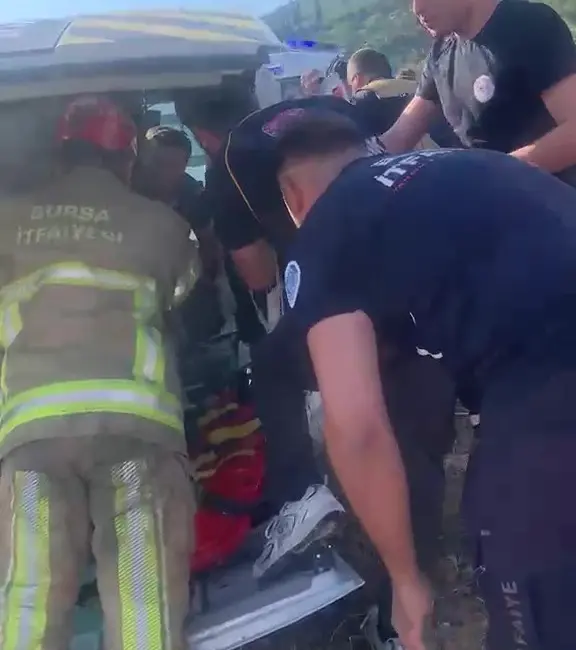 Bursa’da işçi servisi ile otomobilin kafa kafaya çarpıştığı kazada ilk
