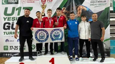 U17 Yıldızlar Güreş Şampiyonası’nda takım halinde ikinci olan Yıldırım Belediyespor,