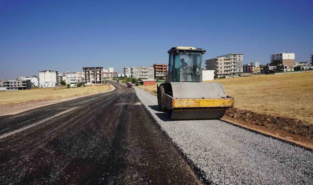 Adıyaman’ın Kahta ilçe Belediyesi, ilçe genelinde sürdürdüğü yol yapım, bakım