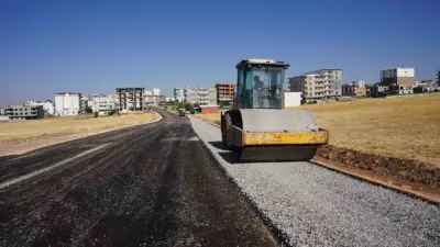 Adıyaman’ın Kahta ilçe Belediyesi, ilçe genelinde sürdürdüğü yol yapım, bakım