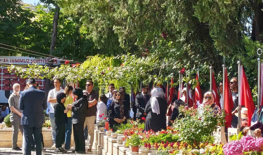 İçişleri Bakanı Mustafa Çiftçi, Karşıyaka Mezarlığı’nda yer alan 15 Temmuz