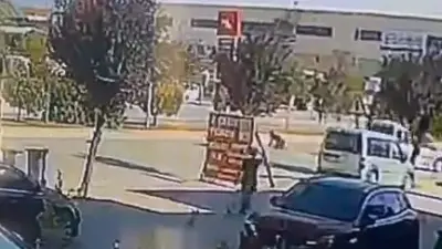 Bursa’nın İnegöl ilçesinde meydana gelen trafik kazasında kontrolden çıkan motosiklet,
