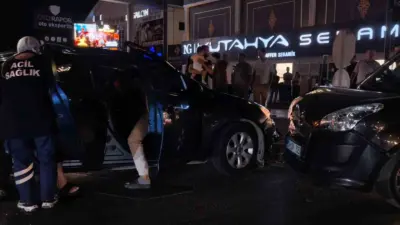 Bursa’nın İnegöl ilçesinde meydana gelen zincirleme kazada motosiklet, otomobil ve