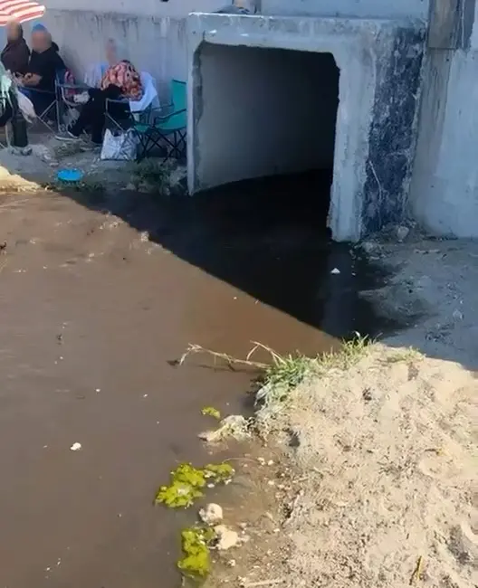 Bursa’nın Mudanya ilçesinde denize kanalizasyon atık suyunun boşaltıldığı anlar cep