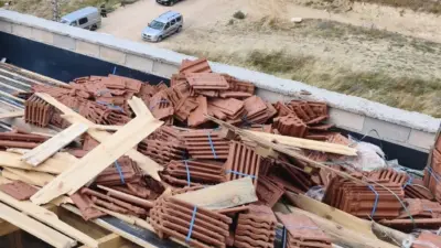 Bursa’nın İnegöl ilçesinde bir site inşaatında devrilen kiremitlerin altında kalan