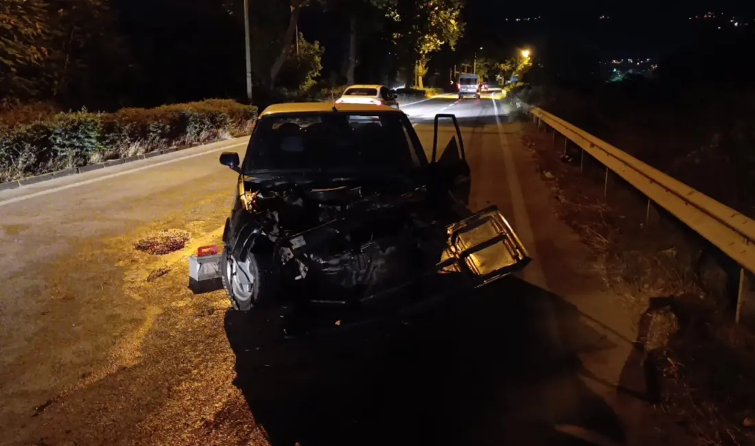 Bursa’nın İnegöl ilçesinde kontrolden çıkan otomobilin orta refüjdeki ağaca çarpması