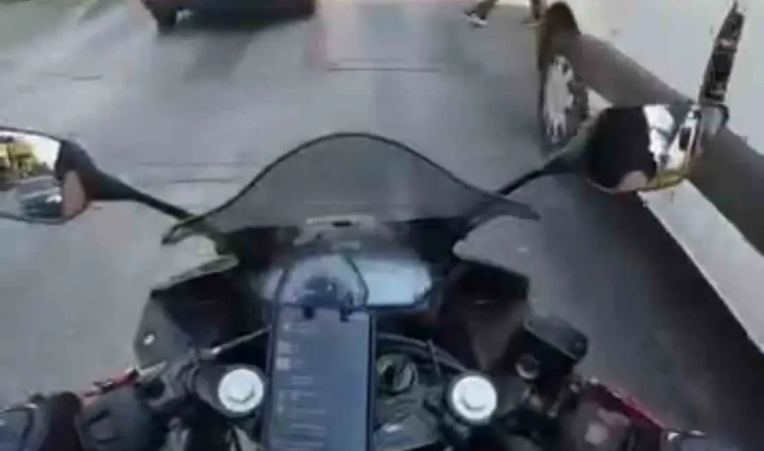 Bursa’da kör noktada kalan yayayı fark edemeyen motosiklet sürücüsü yayaya