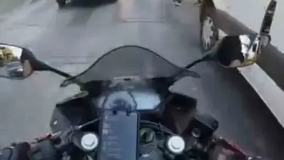 Bursa’da kör noktada kalan yayayı fark edemeyen motosiklet sürücüsü yayaya