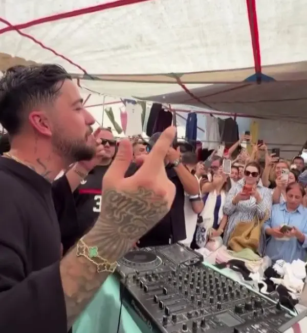 Dünya çapında birçok prestijli müzik festivalinde sahne alan ve geniş