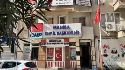 Cumhuriyet Halk Partisi (CHP) Manisa İl Başkanlığı binasında iki parti