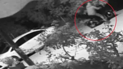 Bursa’nın İznik ilçesinde park halindeki bir otomobil, gece saatlerinde gerçekleştirilen