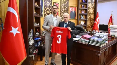 Milliyetçi Hareket Partisi (MHP) Genel Başkanı Devlet Bahçeli, milli futbolcu