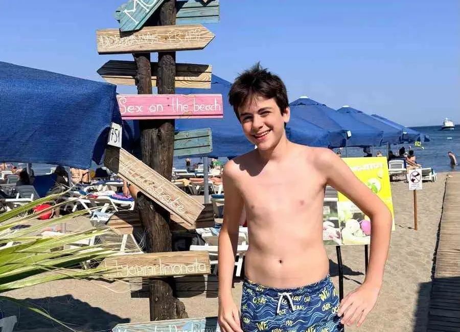 Başarılı genç oyuncu Mustafa Konak, yaz tatilini Bodrum’da geçirirken yeni
