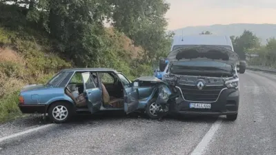 Bursa’nın İnegöl ilçesinde meydana gelen kazada minibüs ile otomobil çarpıştı: