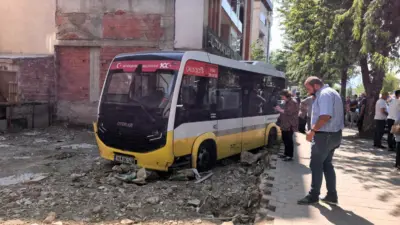 Bursa’nın İnegöl ilçesinde kontrolü kaybedilen özel halk minibüsü kaldırıma çıkarak