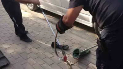 Bursa’nın İnegöl ilçesinde park halindeki bir minibüsün motor kısmına giren