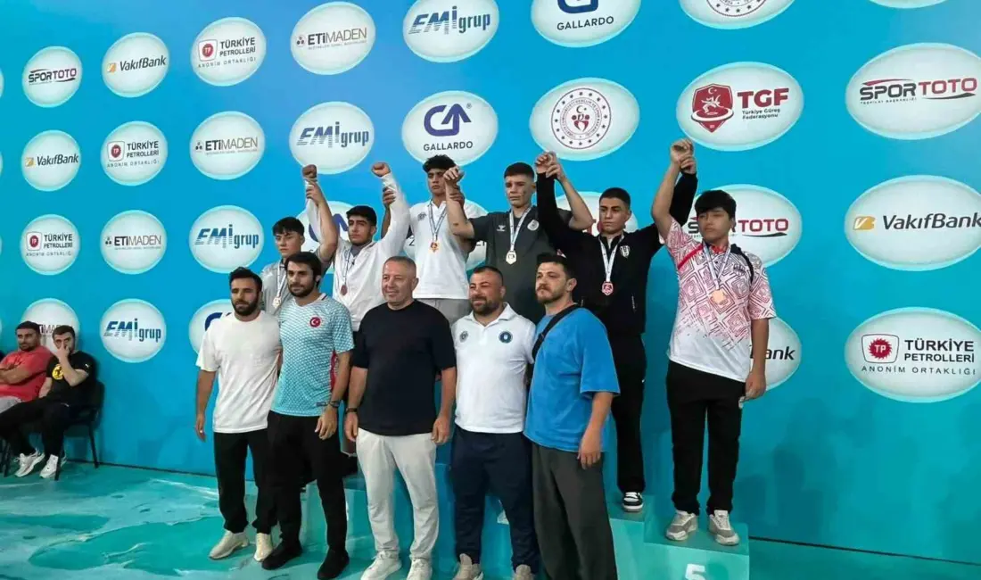 Bursa Büyükşehir Belediyespor Kulübü sporcuları, Ankara’da gerçekleştirilen Minikler Güreş Türkiye
