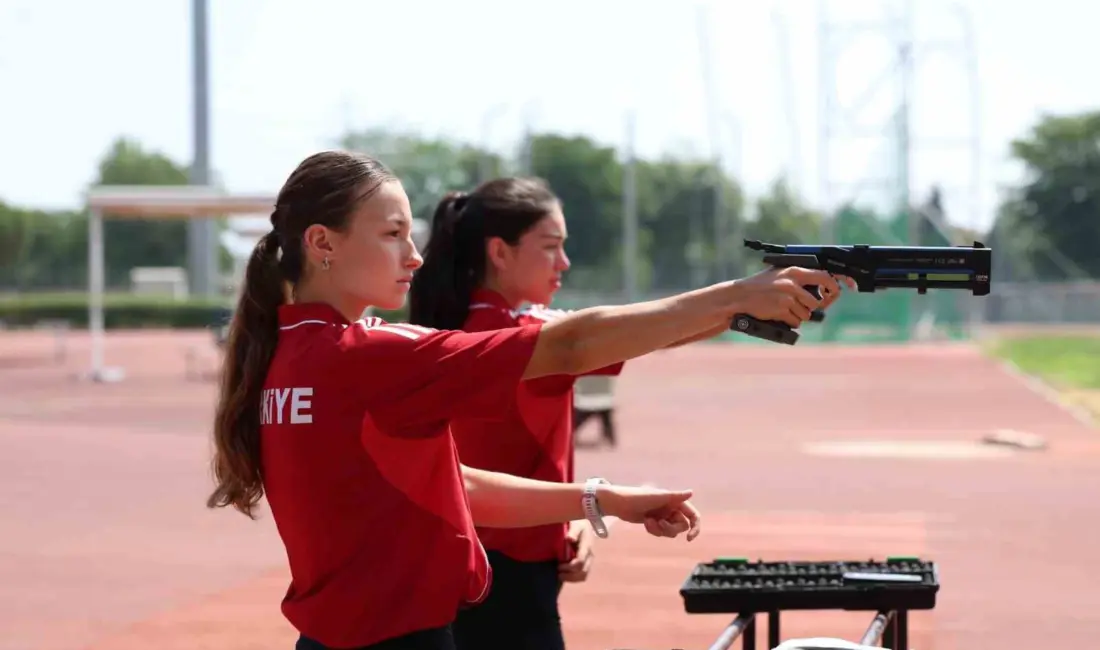 Osmangazi Belediyesporlu milli sporcular Tuana Özgür ile Elif Ecem Öztürk,