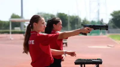 Osmangazi Belediyesporlu milli sporcular Tuana Özgür ile Elif Ecem Öztürk,