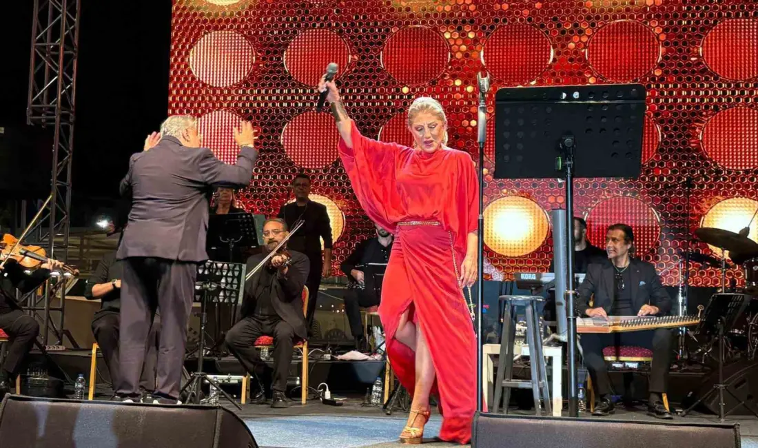 Kayseri’de sahne alan nostalji müziğin usta ismi Muazzez Ersoy, hayranlarına