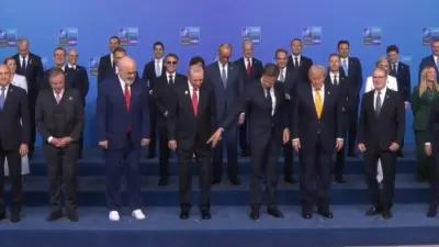 NATO Liderler Zirvesi kapsamında gerçekleştirilen aile fotoğrafı çekimi öncesinde ilginç